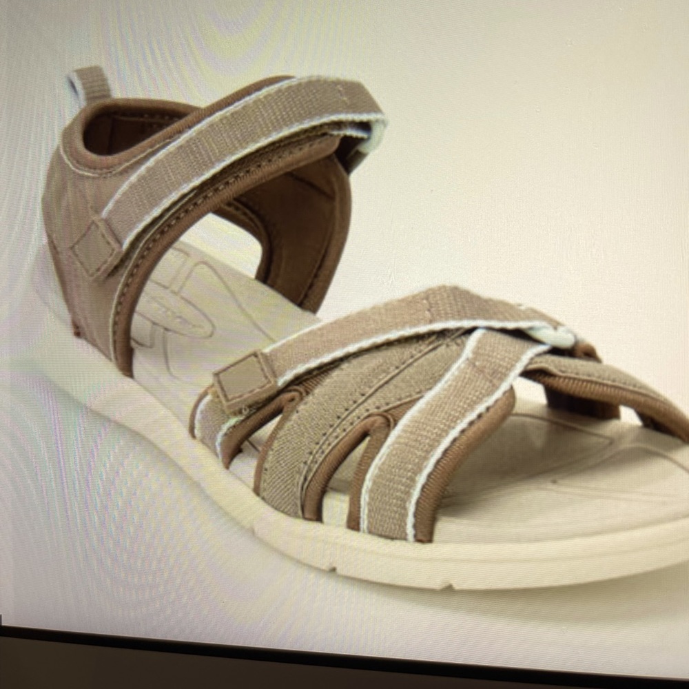 Women’s wide water friendly sandal